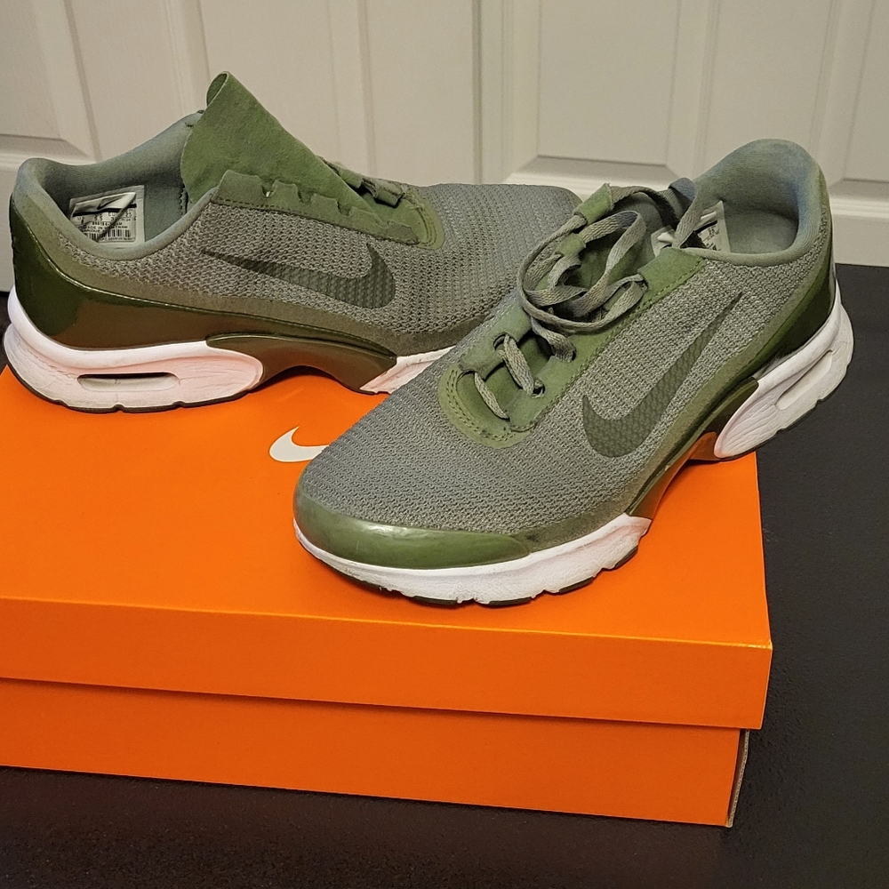 Women Nike Quest